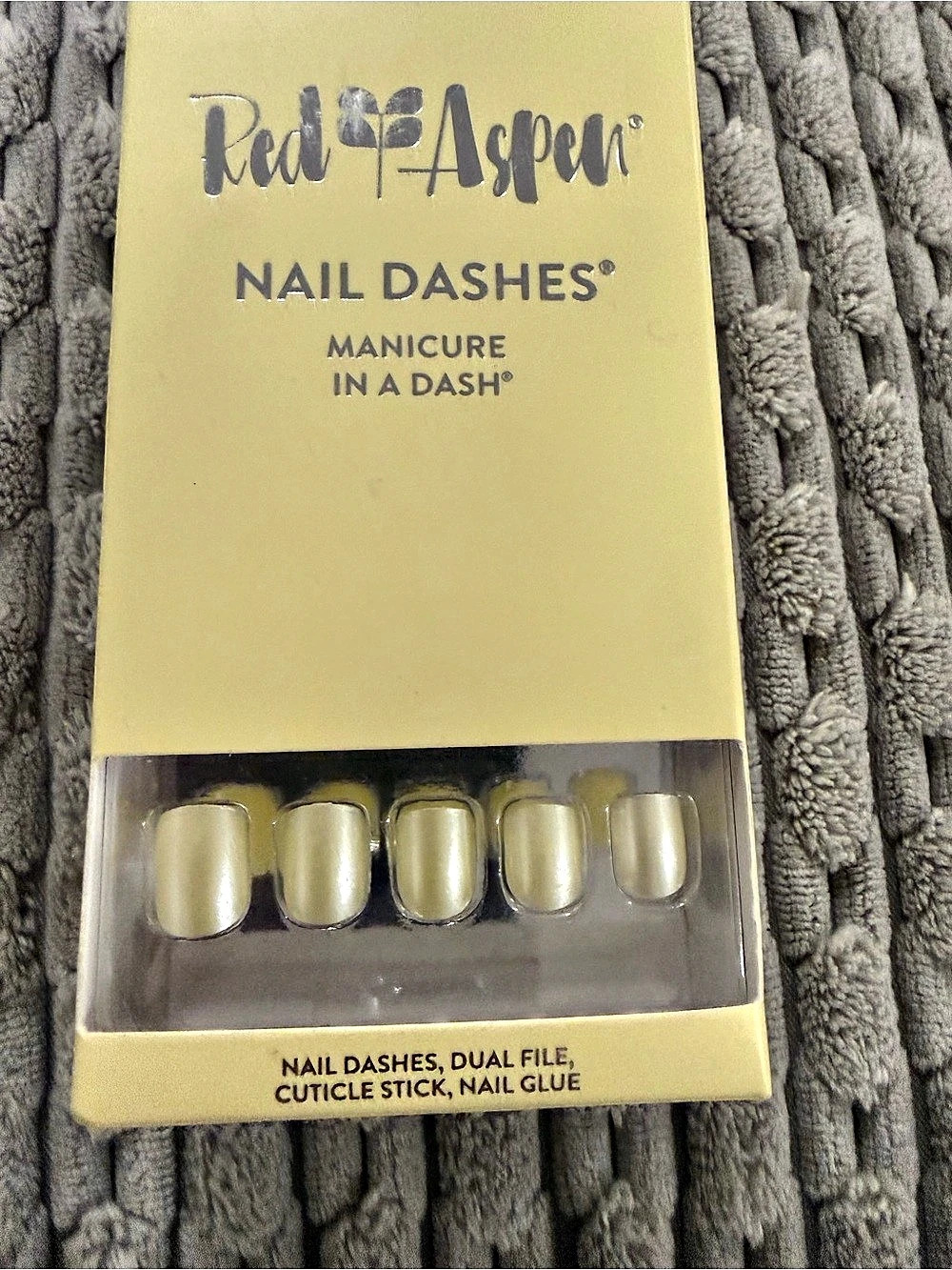 Red Aspen Spellbound Sevi Petite Nail Dashes Petite Gold Press-On Nails